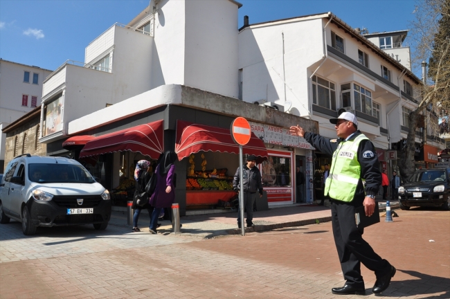 10 yıldır aynı kavşakta trafik akışını sağlıyor